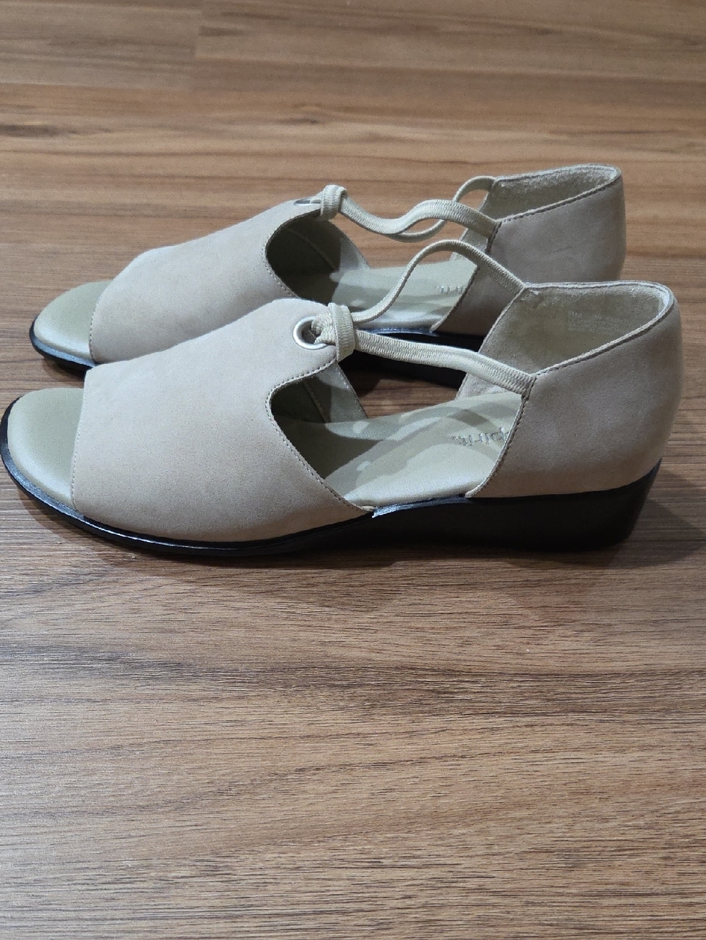 Easy Spirit Neutral Tan Open-Toe Wedge Slingbacks